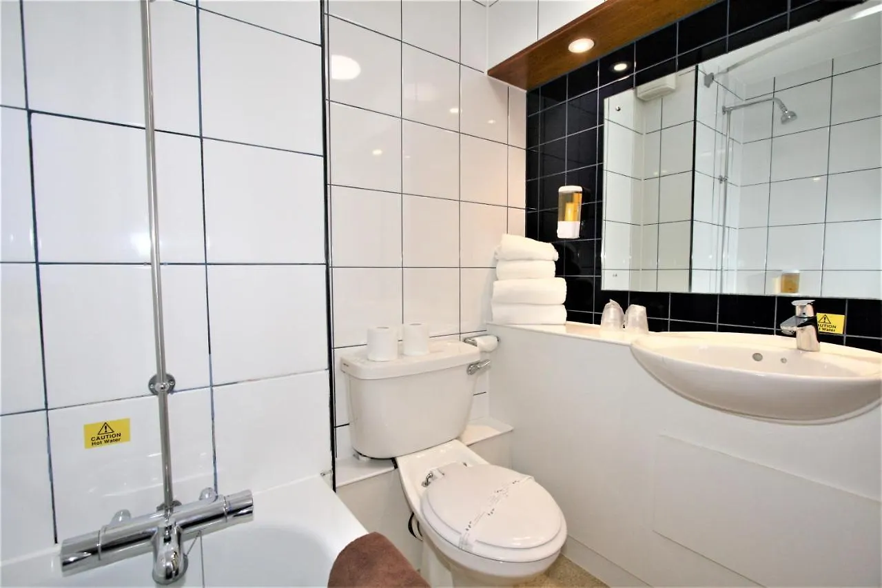 The Oakwood Hotel By Roomsbooked Gloucester 0*,