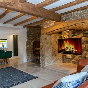 Gloucester-modernised 4 Bedroom Cottage-sleeps 8-free Parking-fast Wi-fi Gloucester